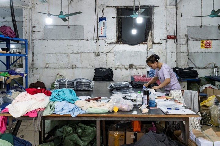 Un trabajador en una fábrica de ropa de Guangzhou, China, el miércoles 9 de abril de 2025. Las pequeñas fábricas orientadas a la exportación con márgenes de beneficio ínfimos han desempeñado un papel fundamental en la competitividad internacional de China. Muchas se enfrentan ahora al desastre. (Qilai Shen/The New York Times)