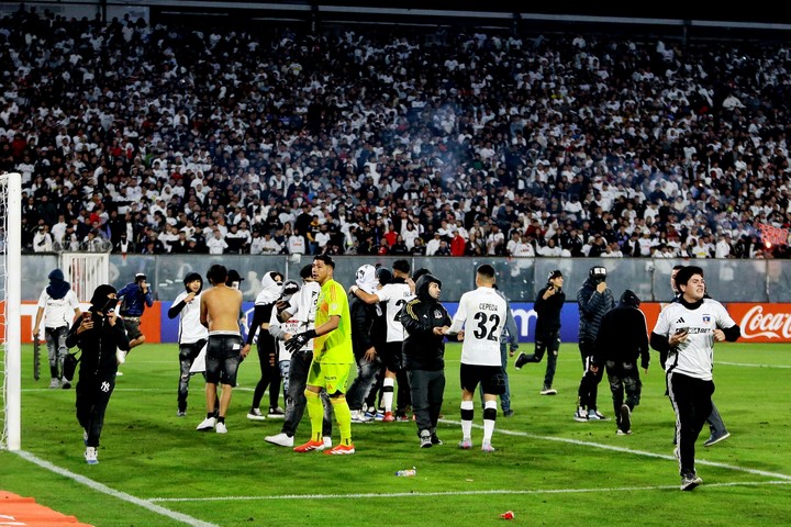 Los barras de Colo Colo invadieron la cancha para suspender el partido. Foto: EFE/ Osvaldo Villarroel.