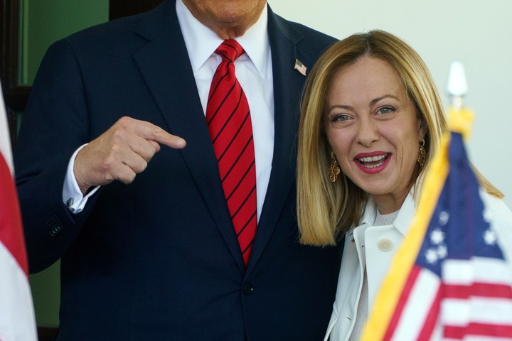 El presidente de Estados Unidos, Donald Trump, señala a la jefa de gobierno de Italia, al recibirla en la Casa Blanca. Foto: EFE  