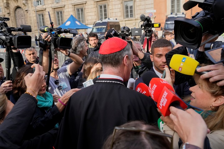 Periodistas rodean al cardenal François-Xavier Bustillo. Foto: AP