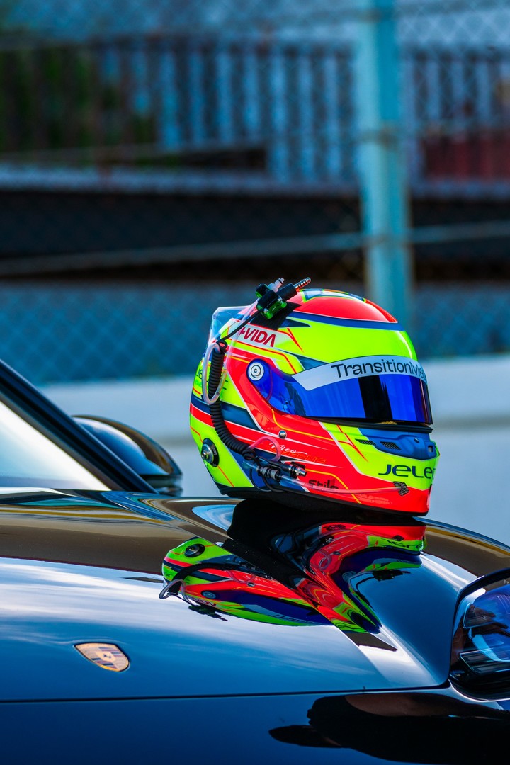 Nicolas Varrone lleva en su casco el nombre de Ramiro Tot, un amigo fallecido en karting cuando tenía 11 años. Foto: Santiago Cifre