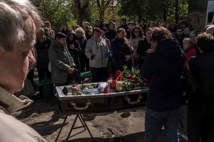 El cuerpo de Vitaliy Shurkhai, de 33 años, fue trasladado al lugar del edificio de apartamentos donde fue asesinado por un misil balístico ruso dos días antes, en Kiev, Ucrania, el 26 de abril de 2025. La explosión mató a 13 personas e hirió a casi 90, el ataque más mortífero en la capital, Kiev, desde el verano pasado. (Brendan Hoffman/The New York Times)