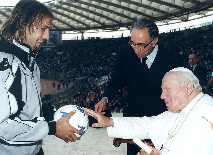 Juan Pablo II, junto a Gabriel Batistuta