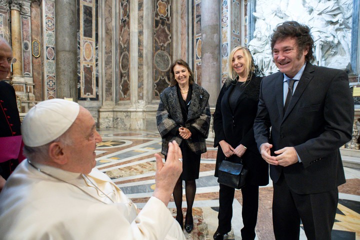 Diana Mondino era Cancilleri cuando Javier Milei y Karina fueron a ver al Papa Francisco en febrero del año pasado. Foto: Vatican Media