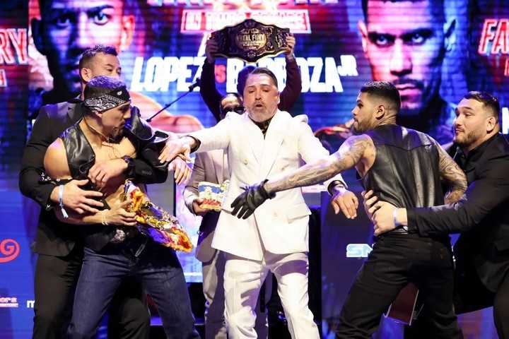 Teófimo López (izquierda) y Arnold Barboza (derecha) trasladarán al ring de Times Square la hostilidad que se demostraron en la previa del combate. Foto: Golden Boy Promotions.
