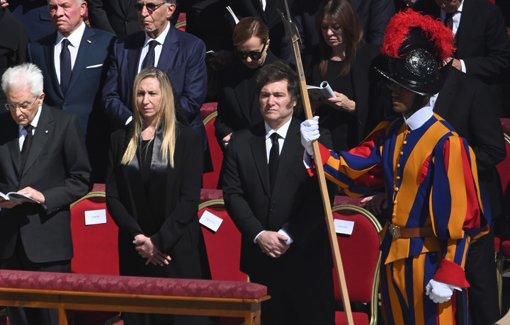Javier Milei y su hermana Karina en la primera fila del funeral del papa Francisco. Foto: Víctor Sokolowic