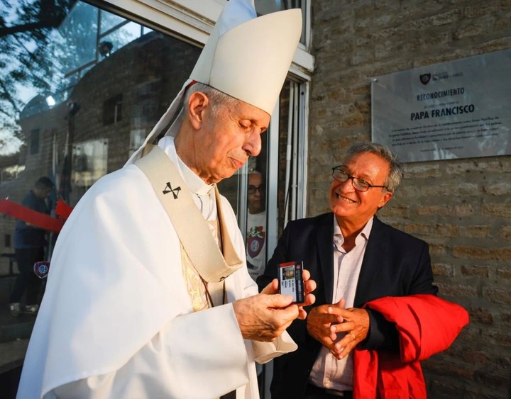 Mario Poli, durante una misa en homenaje al papa Francisco, recibiendo su carnet de socio