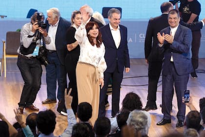 Cristina Kirchner en el CCK, durante el foro del Grupo de Puebla; en escena, José Mujica, José Luis Rodríguez Zapatero y Rafael Correa
