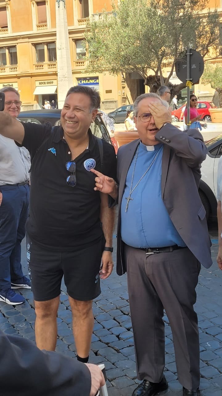 Ángel Rossi y un gesto con hincha de Belgrano (Foto La Voz)