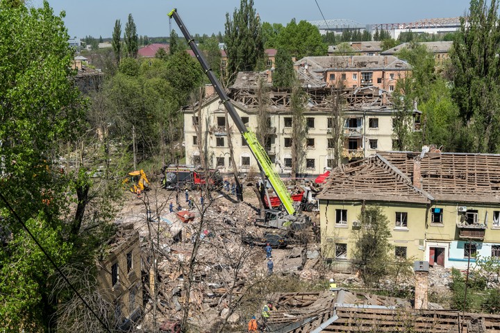 Equipos de emergencia registran el lugar de un edificio de apartamentos de dos plantas destruido por un misil balístico ruso en Kiev, Ucrania, el 24 de abril de 2025. La explosión mató a 13 personas e hirió a casi 90, el ataque más mortífero en la capital, Kiev, desde el verano pasado. (Brendan Hoffman/The New York Times