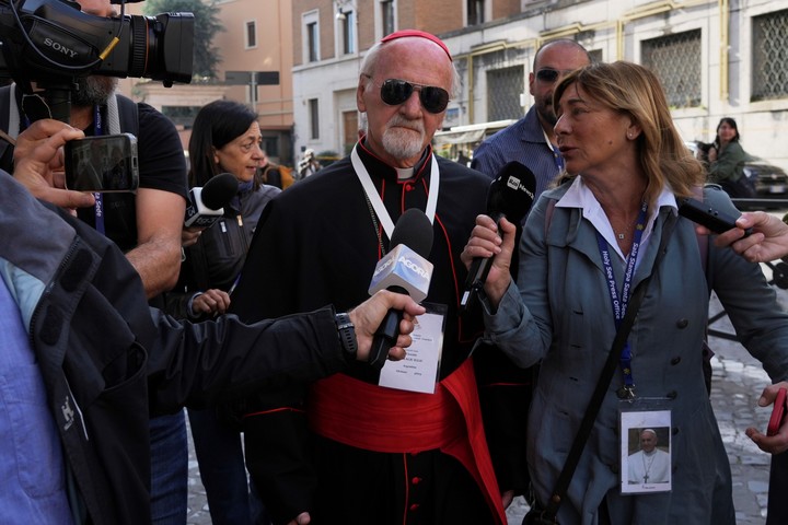 El cardenal Vincente Bokalic Iglic, uno delos cuatro argentinos que votará nuevo Papa, llega al Vaticano este sábado 3 de mayo. Foto AP.