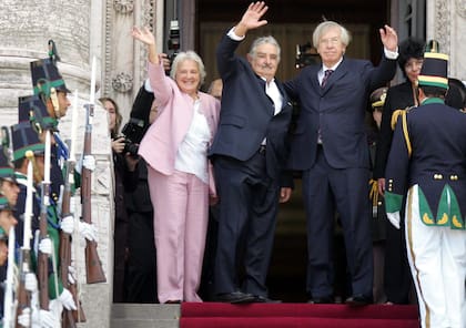 Como presidente electo José Mujica saluda desde la escalinata del Palacio Legislativo en Montevideo, junto a su esposa, la presidenta de la Asamblea Legislativa Lucía Topolansky y el vicepresidente electo Danilo Astori, el 1 de marzo de 2010