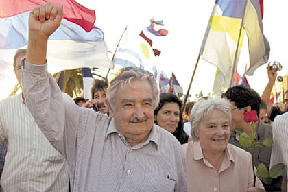 Con Lucía Topolansky, su compañera inseparable, al frente de una movilización de su partido, entre militantes y banderas