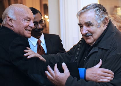 Con el escritor uruguayo Eduardo Galeano en la Embajada Argentina en Montevideo, el 9 de julio de 2009