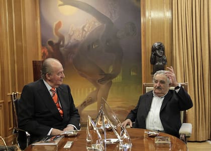 Con el rey Juan Carlos durante un encuentro en el Palacio de la Zarzuela, con motivo de la visita oficial que el mandatario uruguayo realizó a España, el 29 de mayo de 2013