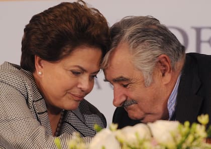 Con la entonces presidenta de Brasil, Dilma Rousseff, tras firmar acuerdos en el Ministerio de Relaciones Exteriores en Montevideo, el 30 de mayo de 2011