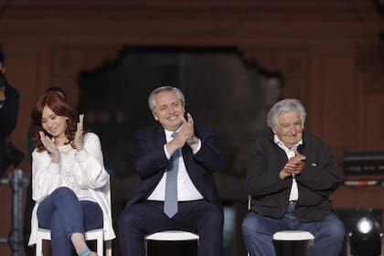 Cristina Kirchner, Alberto Fernández y Pepe Mujica durante el acto por el Día de la Democracia en la Plaza de Mayo