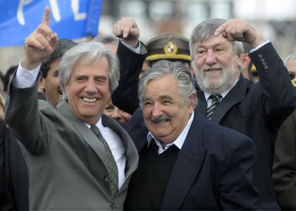 El entonces presidente de Uruguay, Tabaré Vázquez, y José Mujica, en calidad de candidato presidencial del gobernante Frente Amplio, durante un acto en Montevideo, el lunes 19 de octubre de 2009