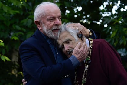 El presidente de Brasil, Luiz Inácio Lula da Silva abraza a José Mujica durante una visita a su domicilio en Montevideo, el 5 de diciembre de 2024