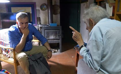 El presidente de Uruguay, Yamandu Orsi, escucha a José Mujica durante una reunión en la casa del expresidente en Montevideo, el 25 de noviembre de 2024