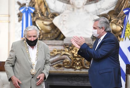 En 2017 el entonces presidente Alberto Fernández condecoró al ex mandatario uruguayo con el Collar de la Orden del Libertador General San Martín