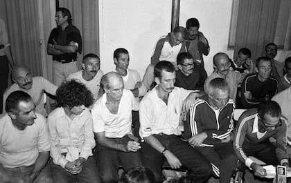 Exmiembros de la organización guerrillera Movimiento de Liberación Nacional (MLN), entre ellos José Mujica (izq.), aparecen el día de su liberación como presos políticos en Montevideo, el 14 de marzo de 1985
