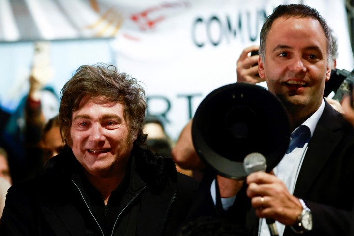 Javier Milei se metió en la campaña porteña con un acto junto a Adorni, su vocero-candidato.