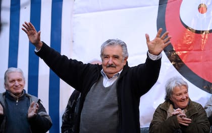 José Mujica saluda en el mitin de cierre de campaña junto a su esposa, la senadora Lucía Topolansky, en Montevideo el 20 de junio de 2009