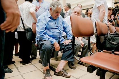 José Mujica tomó juramento al ministro de Economía, vestido con pantalones pescadores y sandalias