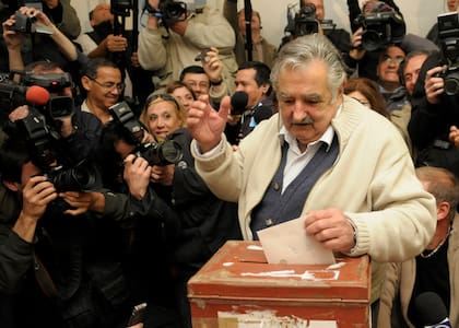 José "Pepe" Mujica, de 74 años, candidato de la coalición gobernante de izquierda Frente Amplio, emite su voto en un colegio electoral durante las elecciones generales de Uruguay en Montevideo, el domingo 25 de octubre de 2009