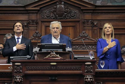 Junto al presidente electo Luis Lacalle Pou y la vicepresidenta electa uruguaya Beatriz Argimón en la Ceremonia de Compromiso de Honor Constitucional en el Palacio Legislativo de Montevideo, el 1º de marzo de 2020