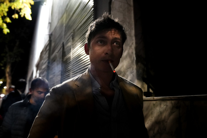 Santiago Caputo llega al debate de candidatos de CABA. Foto: Emmanuel Fernández. 