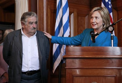 La entonces secretaria de Estado de Estados Unidos, Hillary Rodham Clinton, y el presidente electo uruguayo, durante una reunión en el Palacio Legislativo de Montevideo, Uruguay, el 1 de marzo de 2010