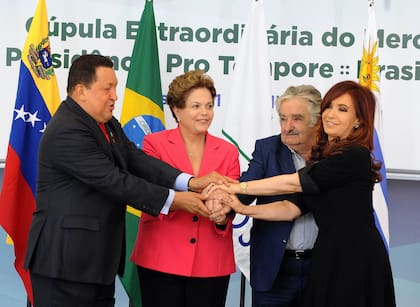 Los entonces presidentes de Argentina, Cristina Fernández de Kirchner, de Brasil, Dilma Roussef, de Uruguay, José Mujica y de Venezuela, Hugo Chávez, posan para la foto oficial en el encuentro del bloque en el que se sumó como miembro activo al país bolivariano, el 31 de julio de 2012