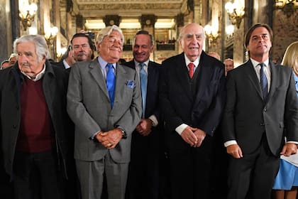 Los expresidentes uruguayos José Mujica, Luis Alberto Lacalle, Julio María Sanguinetti, Luis Lacalle Pou antes de cantar el himno nacional tras una sesión parlamentaria en conmemoración del 50º aniversario del inicio de la dictadura uruguaya (1973-1985) en el Palacio Legislativo de Montevideo, el 26 de junio de 2023
