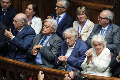 Los expresidentes uruguayos Julio María Sanguinetti, Luis Alberto Lacalle y José Mujica y Lucía Topolansky durante la Ceremonia de Compromiso de Honor Constitucional del nuevo presidente Yamandu Orsi, en el Palacio Legislativo de Montevideo el 1º de marzo de 2025