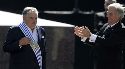 Mujica, sin corbata, tras recibir la banda presidencial y el aplauso de Tabaré Vázquez, en la Plaza Independencia, el 1 de marzo de 2010