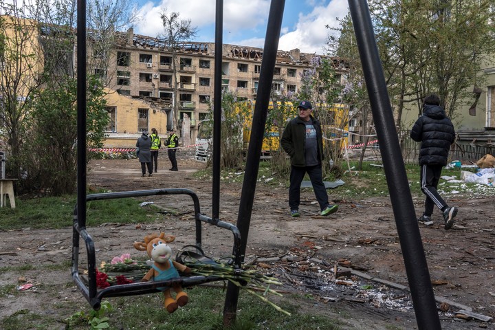 Trabajadores de emergencia y personas visitando el lugar de los hechos en un edificio de apartamentos de dos plantas destruido por un misil balístico ruso dos días antes, en Kiev, Ucrania, el 26 de abril de 2025. La explosión mató a 13 personas e hirió a casi 90, el ataque más mortífero en la capital, Kiev, desde el verano pasado. (Brendan Hoffman/The New York Times)