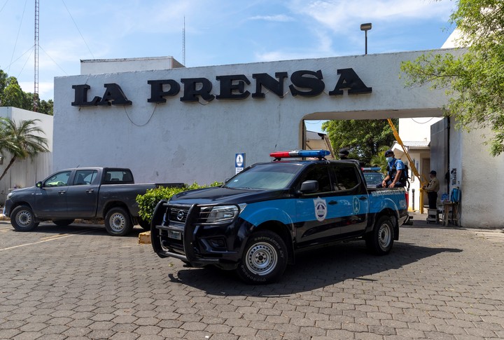 Miembros de la policía permanecen en la entrada de una propiedad de la Editorial La Prensa, durante un operativo de allanamiento, en Managua en 2023 (Nicaragua). Foto EFE