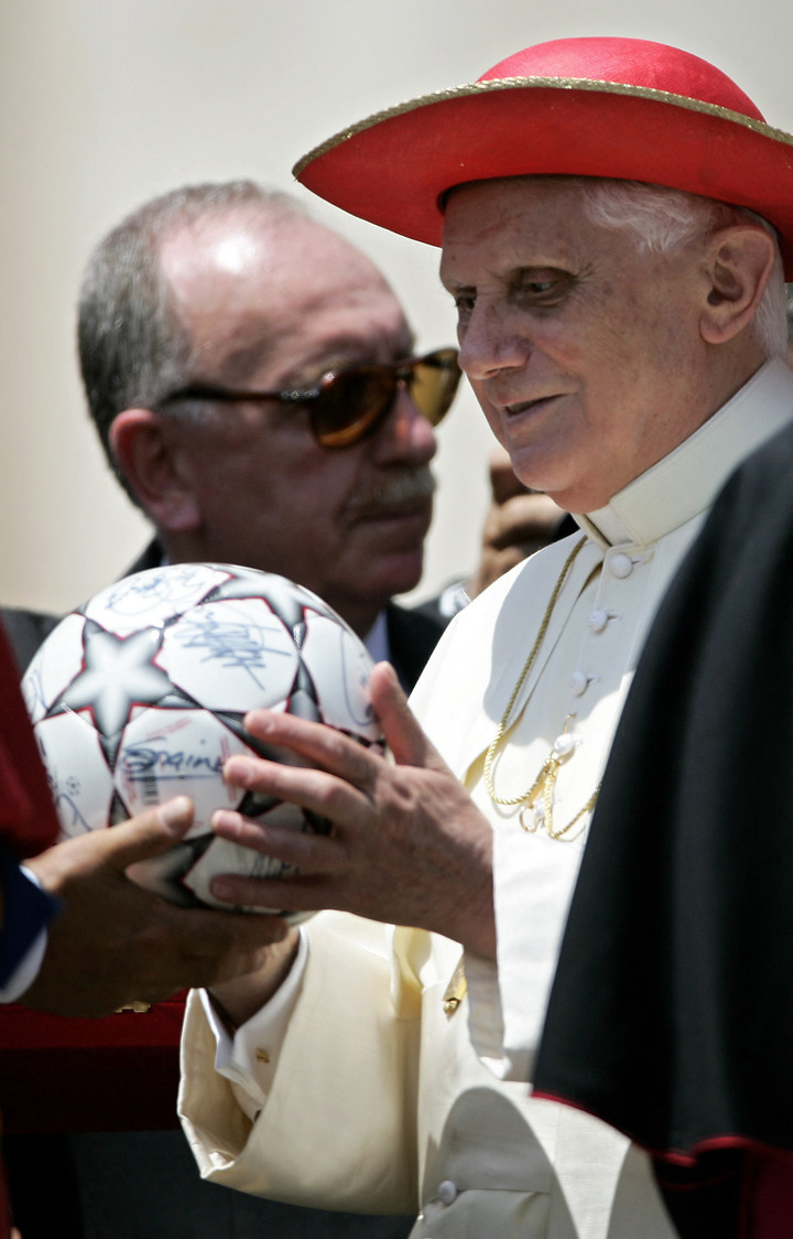 Benedicto XVI, con una pelota de fútbol (Filippo MONTEFORTE/ AP)