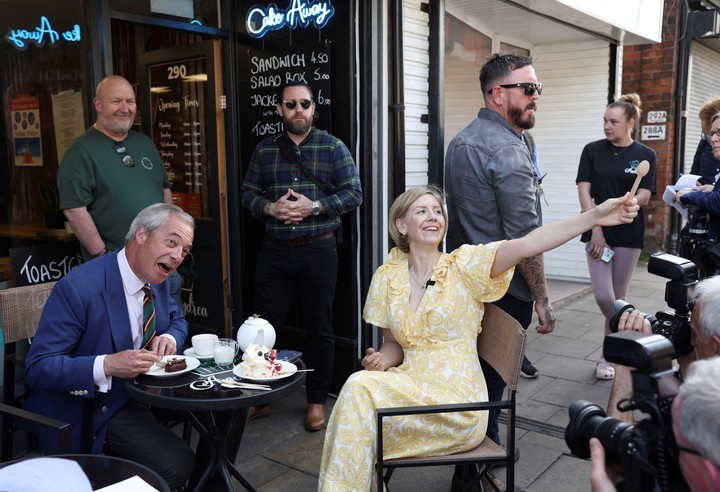 Nigel Farage de campaña con su candidata Andrea Jenkyns. Foto: AP