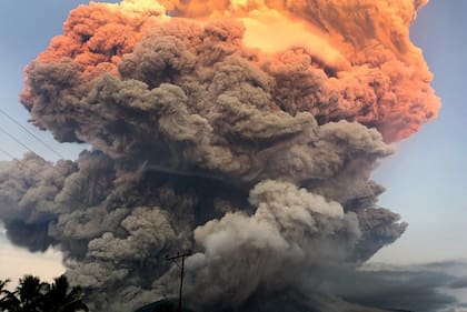 La columna está formada por cenizas y humo del volcán.