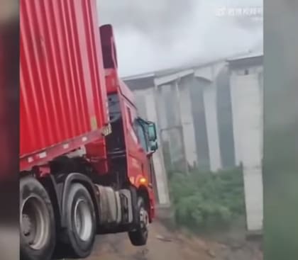 Un camión quedó en el abismo luego del temporal