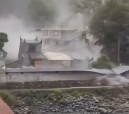 El momento en el que una casa es arrasada por la avalancha de lodo