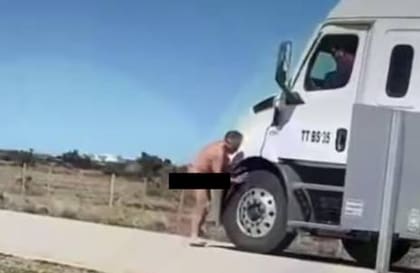 Borracho y desnudo: así se paseaba un hombre por una ruta chilena
