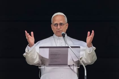 El papa León XIV afirma que deberían prohibirse los ataques aéreos militares