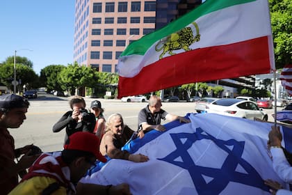 Manifestación en reacción a los ataques de Estados Unidos e Israel contra Irán frente al consulado israelí de Los Ángeles