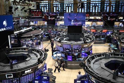 las bolsas asiáticas subieron y el petróleo bajó por el alto el fuego con Irán