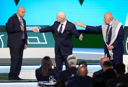 El presidente de la Asociación Palestina de Fútbol, Jibril Rajoub, se negó a saludar a su homólogo israelí, Basim Sheikh Suliman